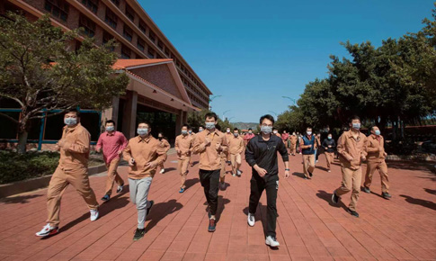 组织“跑在阳光下，跑进健柯凤”体育活动